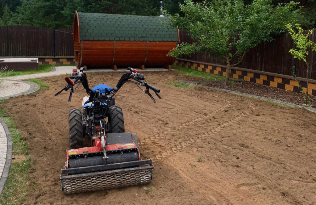przygotowanie podłoża pod trawę z rolki