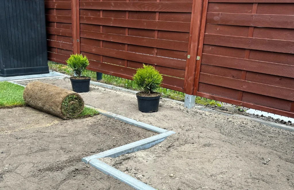 układanie trawy z rolki